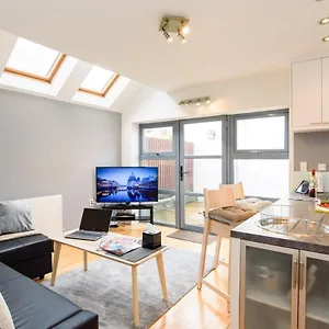 https://airserviced-wilson-house-2-bedroom-with-private-terrace.cardiffhotelswales.com