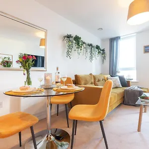 Apartment Amber Oasis - Your Gateway To Southampton's Vibrant Heart, Port, Shopping, Southampton