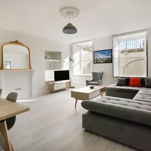 https://home-in-the-heart-of-clifton-village.cardiffhotelswales.com